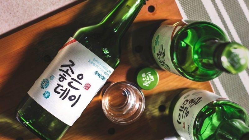 Liệu rượu Soju có thực sự tốt hơn bia? Hãy khám phá 5 lợi ích sức khỏe mà Soju mang lại cùng với những lưu ý khi sử dụng.