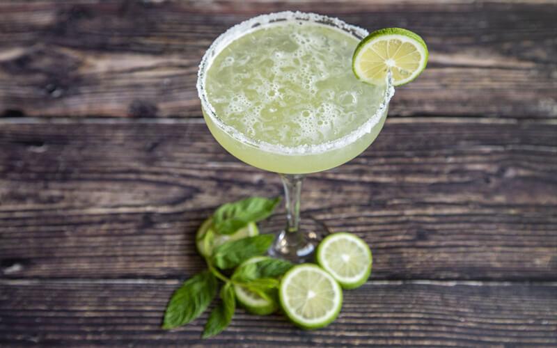 Margarita là gì? Khám phá công thức pha chế cocktail Margarita truyền thống đầy tinh tế và quyến rũ.