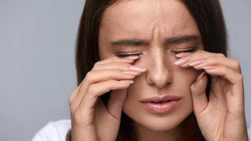 6 cách đơn giản và an toàn để chữa cảm giác mắt bị cộm khó chịu ngay tại nhà