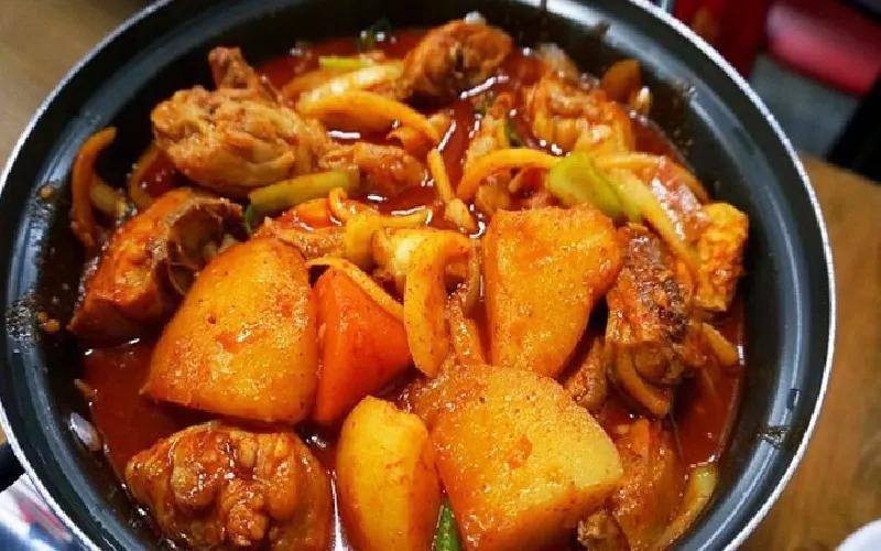 Cách chế biến gà hầm khoai tây thơm ngon phong cách Hàn Quốc
