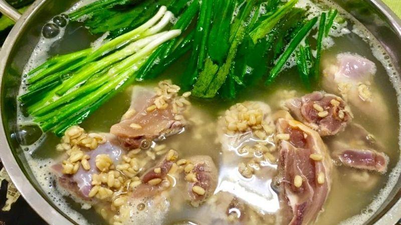 Khám phá cách nấu lẩu gà rượu nếp tuyệt vời, giúp bạn xua tan nỗi buồn và thưởng thức hương vị đậm đà