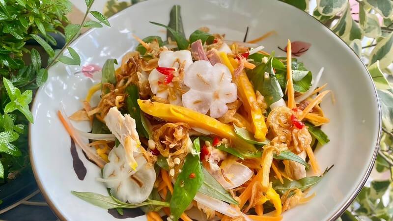 Cách chế biến gỏi gà ủ muối măng cụt ngon tuyệt