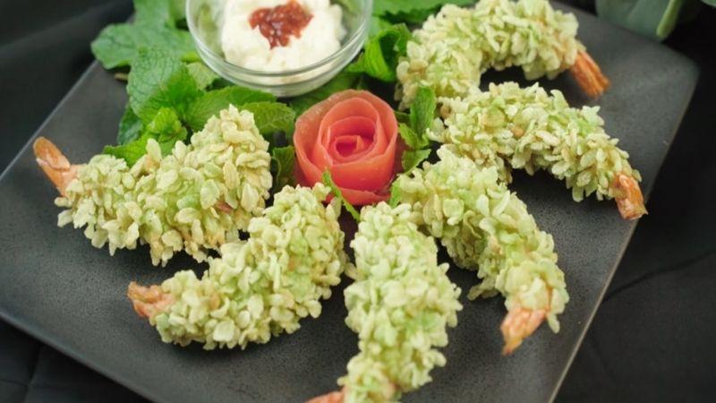 Tôm chiên cốm giòn rụm, lớp ngoài giòn tan, bên trong ngọt mềm, đảm bảo ai thử cũng phải yêu ngay từ lần đầu.