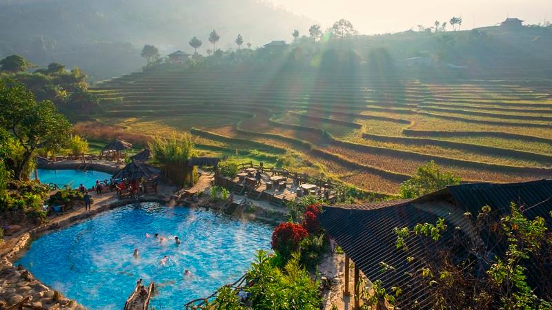 Mùa đông lạnh giá, một chuyến đi đến những suối nước nóng tự nhiên vùng cao sẽ là lựa chọn tuyệt vời để thư giãn. Hãy đắm chìm trong làn nước ấm giữa không gian tĩnh lặng và hùng vĩ của thiên nhiên.