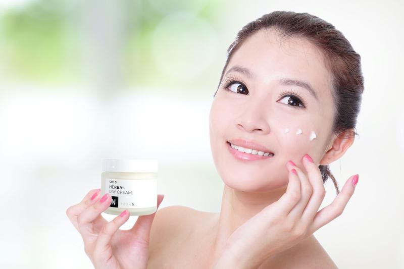 Vì sao việc sử dụng kem dưỡng da ban ngày và ban đêm lại cần thiết?