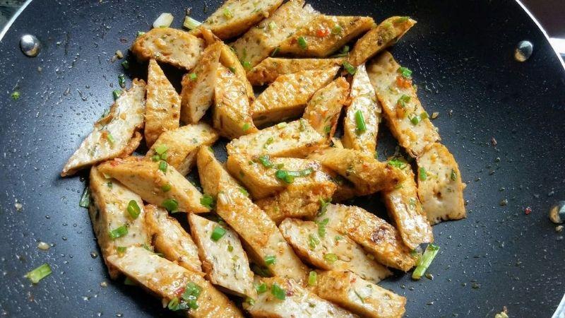 Chả cá chiên nước mắm – một món ăn tuyệt vời, vừa ngon lại vô cùng tiết kiệm, hứa hẹn sẽ làm phong phú bữa cơm gia đình bạn.