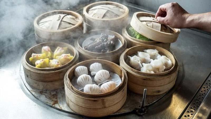 Dimsum là một món ăn đặc trưng của ẩm thực Trung Hoa, nổi bật với các món ăn nhỏ xinh nhưng chứa đựng những tinh hoa văn hóa và truyền thống lâu đời. Vậy Dimsum thực chất là gì, và nguồn gốc của nó ra sao? Cùng khám phá 10 món Dimsum phổ biến, quen thuộc mà ai cũng yêu thích.