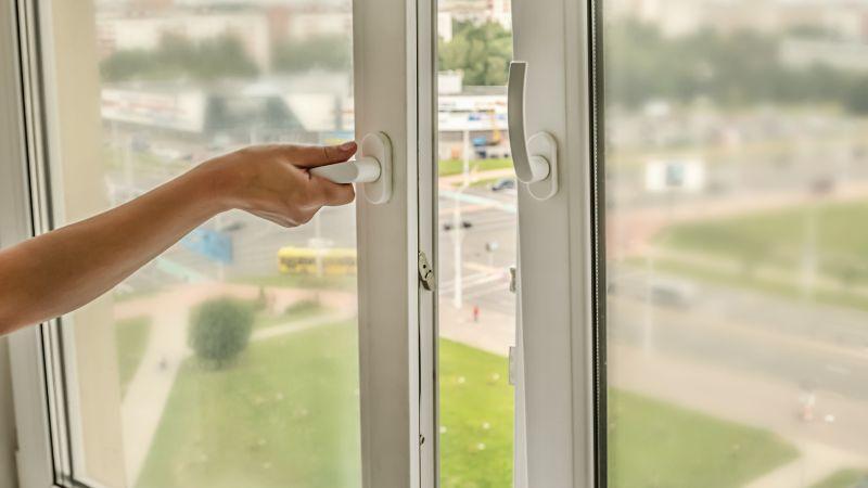 6 bí quyết phơi quần áo trong nhà giúp nhanh khô, không bị hôi và ẩm mốc