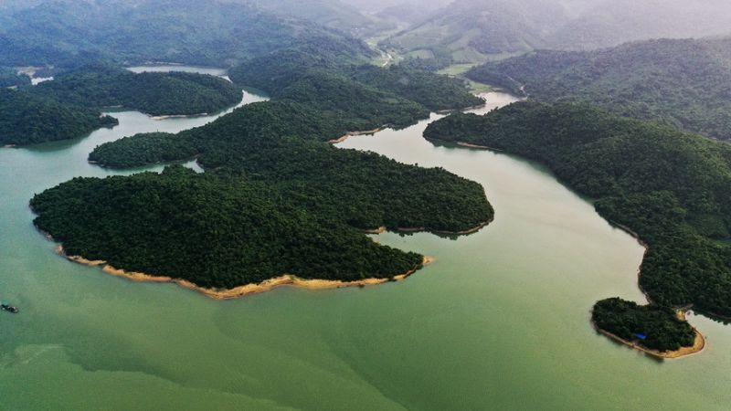 Chiêm ngưỡng vẻ đẹp hoàng hôn trên mặt hồ Liệt Sơn, nơi thiên nhiên Quảng Ngãi vươn mình khoe sắc.