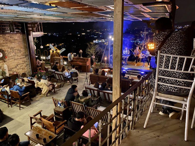 Top 12 quán cà phê Đà Lạt ngập tràn ánh sáng, những địa điểm lý tưởng cho những ai yêu thích không gian mộng mơ và thư giãn giữa cảnh sắc huyền bí của thành phố sương mù này.