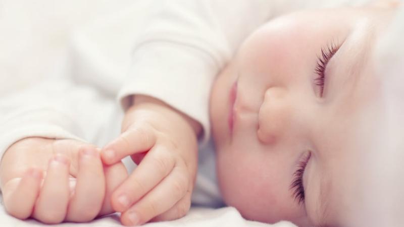 Tại sao trẻ sơ sinh lại có thói quen rặn và vặn mình khi ngủ?