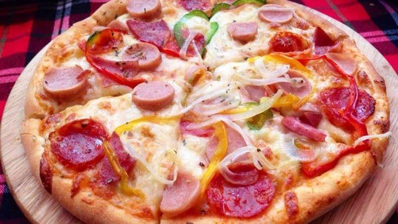 Cách làm pizza xúc xích béo ngậy, vỏ dày thơm ngon dễ thực hiện tại nhà