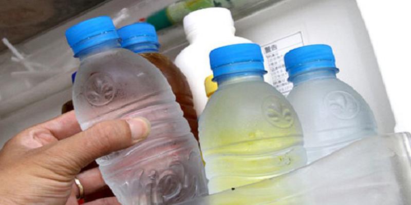 Thói quen tái sử dụng chai nhựa để uống nước tiềm ẩn nhiều nguy cơ nghiêm trọng, trong đó ung thư là một trong những hiểm họa đáng lo ngại.