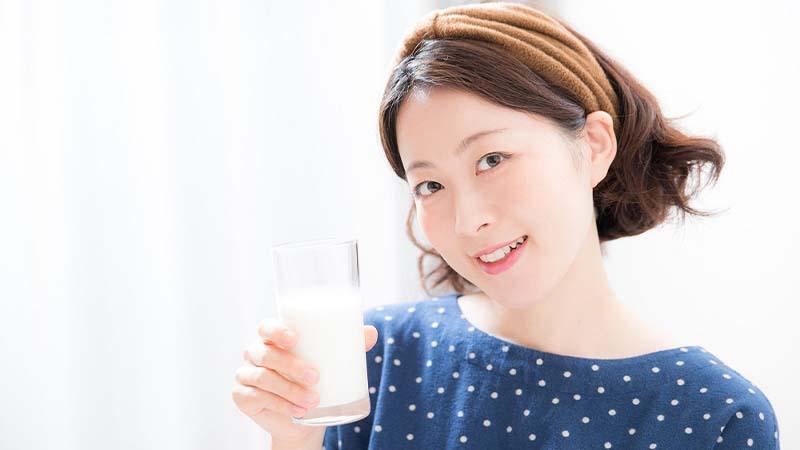 Uống sữa vào buổi tối mang lại những lợi ích gì?