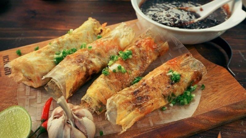 Bánh tráng nướng mắm ruốc – món ăn vặt gây nghiện mà bạn không thể bỏ qua. Sự kết hợp hoàn hảo giữa vị giòn tan của bánh tráng và các nguyên liệu tươi ngon, tạo nên một hương vị đậm đà, vừa ăn là mê.