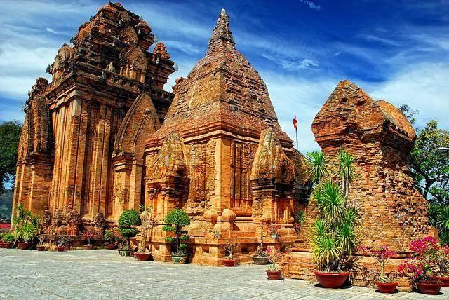 Khám phá 14 địa điểm du lịch nổi bật nhất tại Khánh Hòa, nơi có sự hòa quyện giữa vẻ đẹp thiên nhiên và những giá trị văn hóa lịch sử đặc sắc.