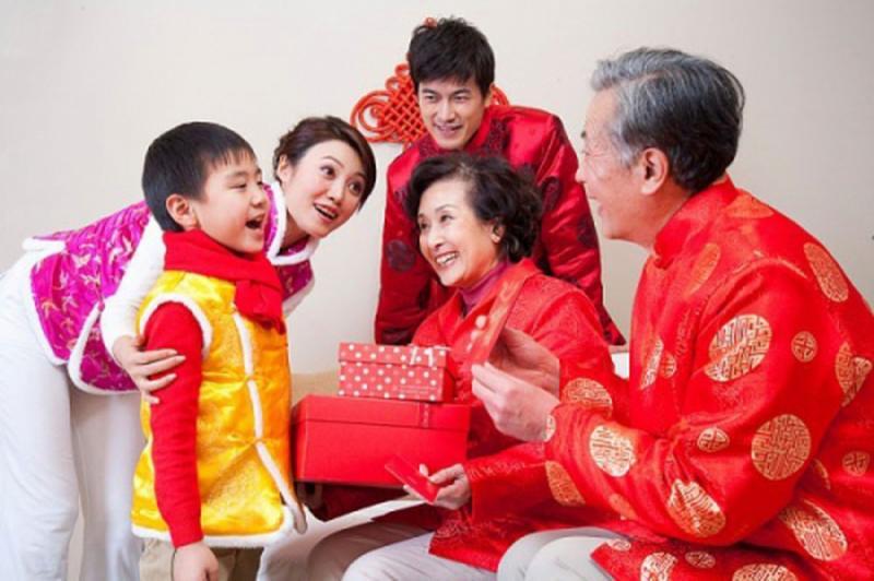 Top 10 Câu chúc Tết sâu sắc và ý nghĩa dành cho ông bà, bố mẹ