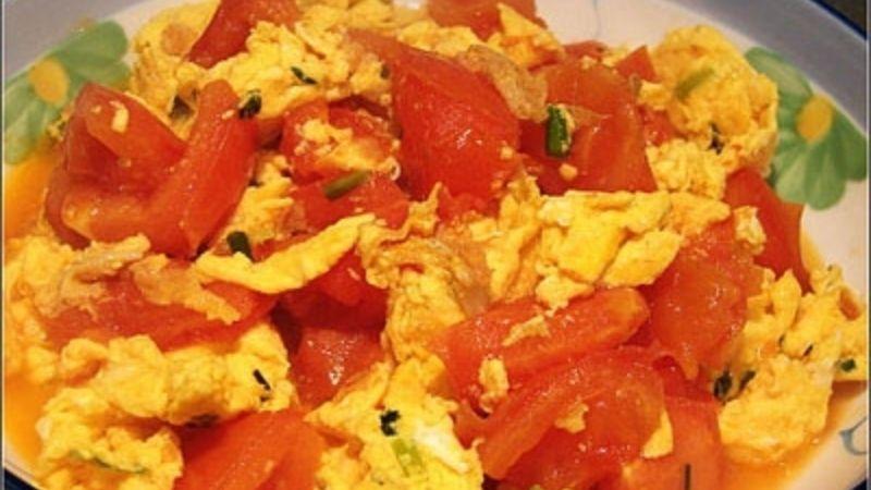 Trứng xào cà chua là món ăn đơn giản, dễ thực hiện nhưng lại rất hấp dẫn, với sự kết hợp hoàn hảo giữa vị bùi của trứng và vị ngọt tự nhiên của cà chua.