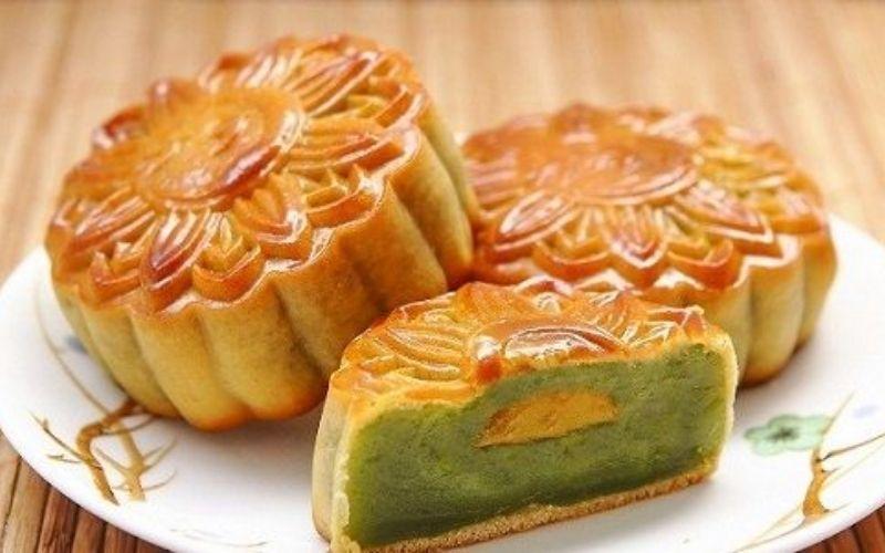 Hướng dẫn cách làm bánh Trung Thu nhân đậu xanh và trứng muối đơn giản tại nhà