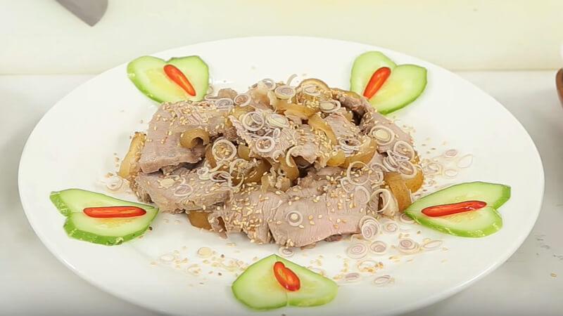 Khám phá hương vị độc đáo của món bê hấp lá lốt, món ăn thơm ngon đầy bất ngờ.