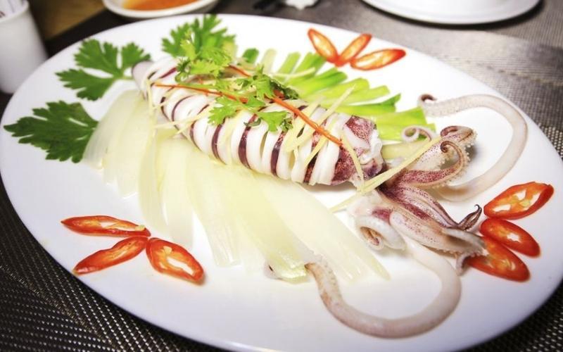 Cách làm mực hấp gừng – món ăn ấm lòng cho những ngày mưa lạnh, hương vị đậm đà, dễ dàng thực hiện mà lại khiến bữa cơm gia đình thêm phần hấp dẫn.