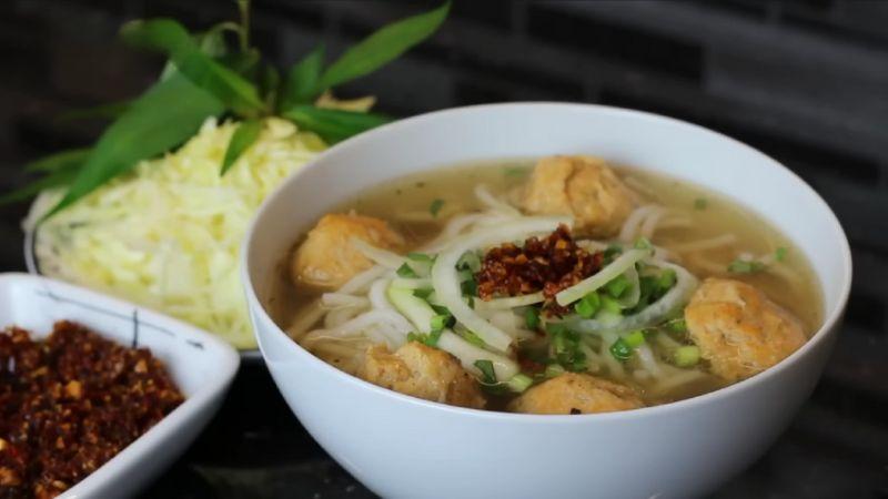 Khám phá cách chế biến bún chả cua Huế thơm ngon, bổ dưỡng, ấm lòng trong những ngày mưa se lạnh.