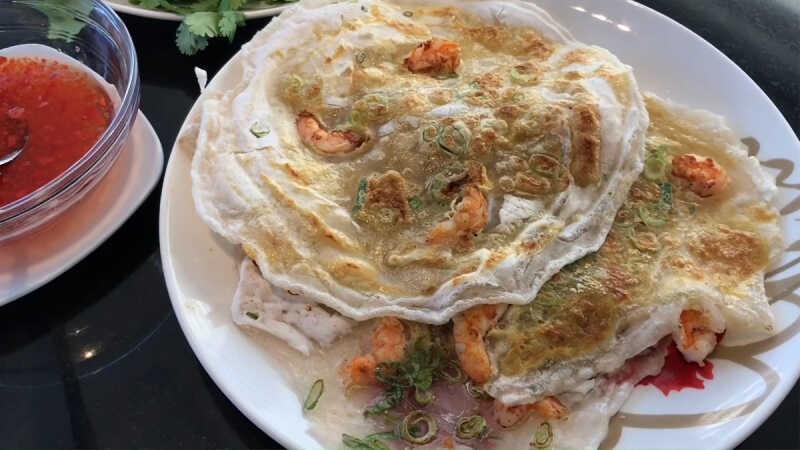 Khám phá cách làm bánh ép Huế ngon mềm dẻo ngay tại nhà với chảo, không cần dùng khuôn mà vẫn giữ được hương vị đậm đà.