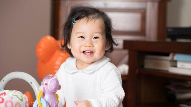 Trẻ bao nhiêu tháng biết đứng? Những điều cha mẹ cần nắm rõ khi con bước vào giai đoạn tập đứng