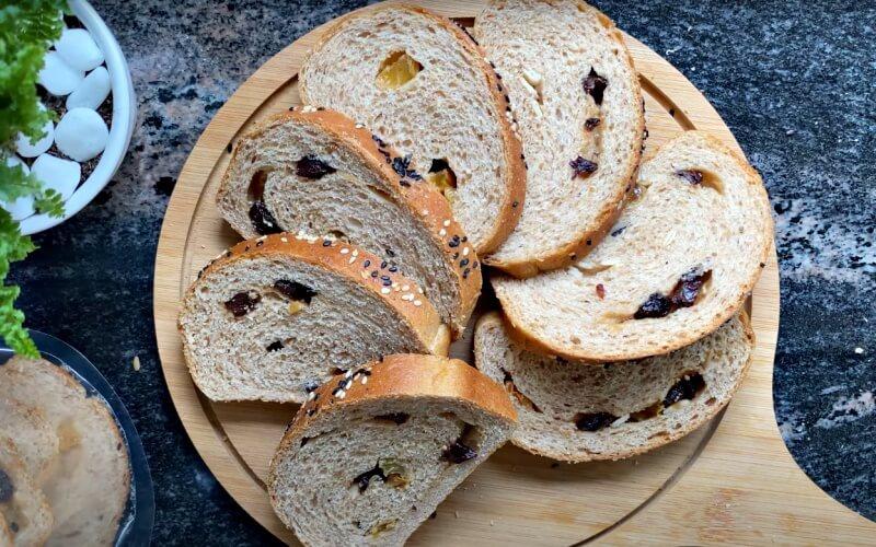 Cách làm bánh mì nguyên cám nho khô – giữ dáng thon gọn, dễ làm không ngờ