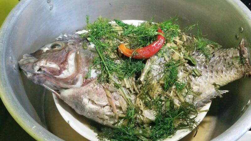 Món cá chép hấp ngải cứu vừa bổ dưỡng lại dễ thực hiện, là lựa chọn tuyệt vời cho bữa ăn gia đình.