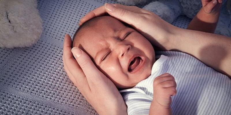 Dấu hiệu nhận biết khi trẻ sơ sinh thiếu canxi có thể xuất hiện qua những biểu hiện cụ thể mà ba mẹ cần lưu ý. Việc thiếu hụt canxi không chỉ ảnh hưởng đến sự phát triển thể chất mà còn tiềm ẩn những nguy cơ đối với sức khỏe của bé.
