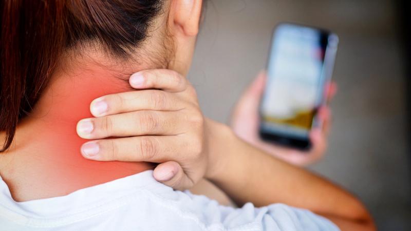 Khám phá chứng bệnh 'Text Neck' – mối đe dọa đang lan rộng trong giới trẻ