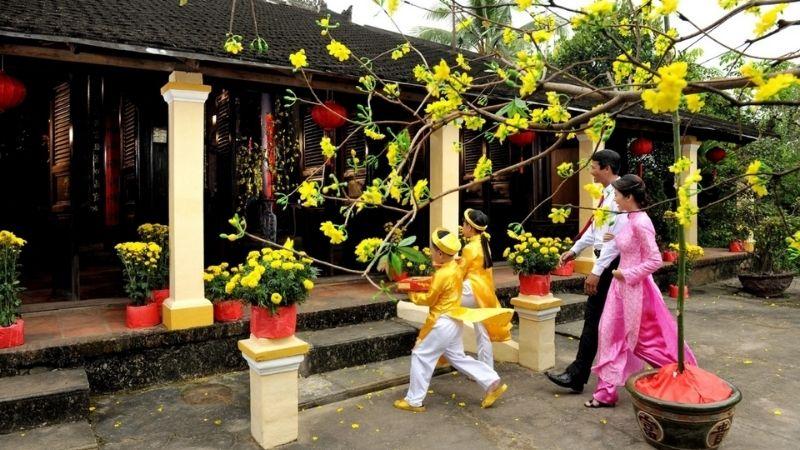 Xông đất là gì? Cách lựa chọn người xông đất phù hợp trong năm Ất Tỵ 2025