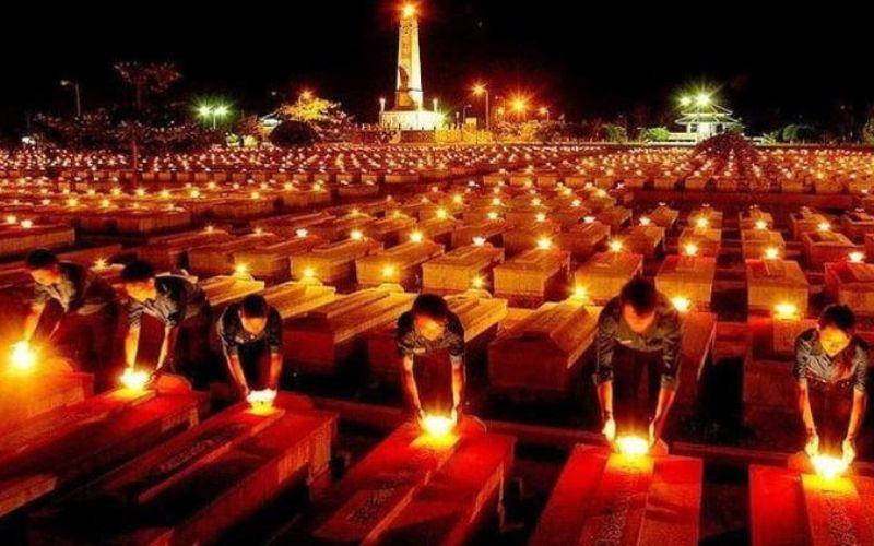 Văn khấn cúng liệt sĩ vào ngày 27/7 tại gia đình hoặc nghĩa trang là một nghi thức quan trọng để tưởng nhớ và tri ân những anh hùng đã hy sinh vì độc lập, tự do của Tổ quốc.