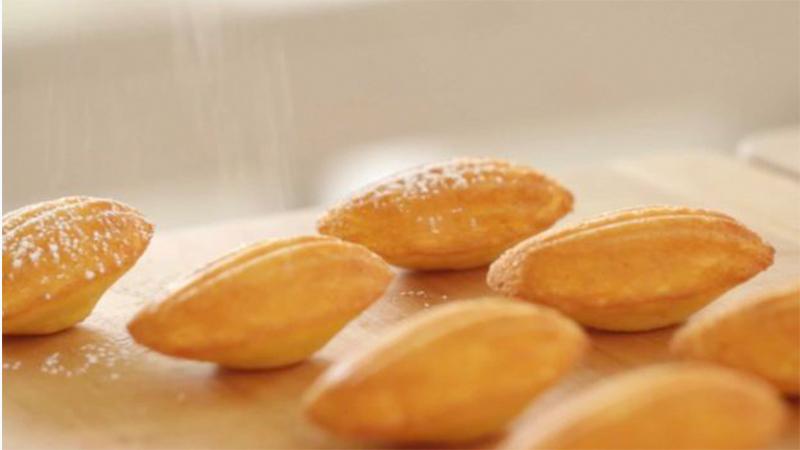 Khám phá cách làm bánh con sò (madeleine) mềm mịn, thơm lừng ngay tại gian bếp của bạn, mang đến hương vị tuyệt vời cho cả gia đình.