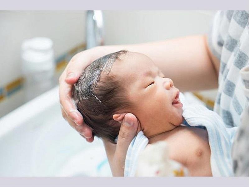 Những hiểu lầm phổ biến trong việc chăm sóc trẻ sơ sinh