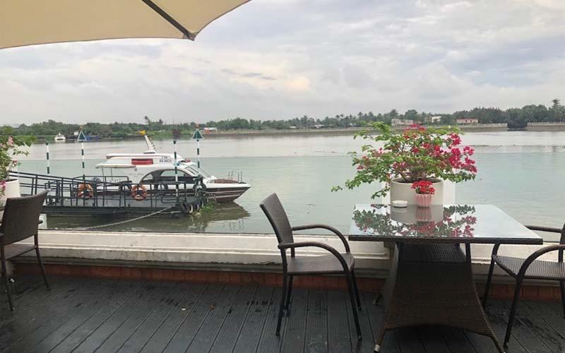 Khám phá 7 quán cà phê tuyệt đẹp dọc bờ sông quận 2, nơi mà bạn sẽ chẳng muốn rời đi vì cảnh quan ngoạn mục và không gian thư giãn tuyệt vời, được lòng rất nhiều bạn trẻ yêu thích.