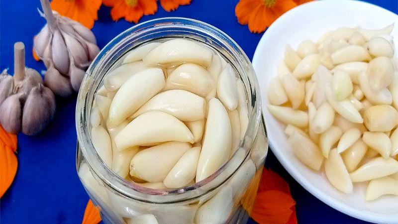 Liệu tỏi ngâm giấm bị xanh có thể ăn được không? Cùng khám phá cách chế biến món tỏi ngâm giấm chuẩn vị qua bài viết này!