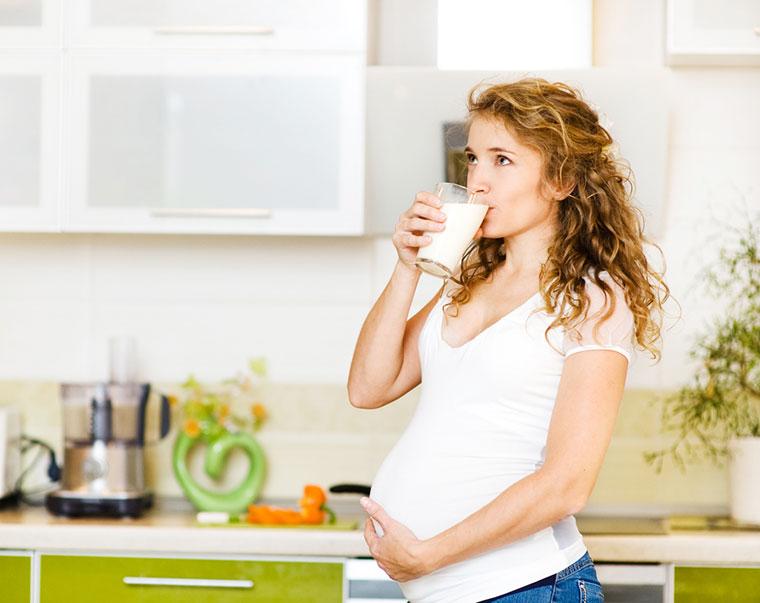 Liệu bà bầu có thể thay thế sữa bầu bằng sữa tươi?