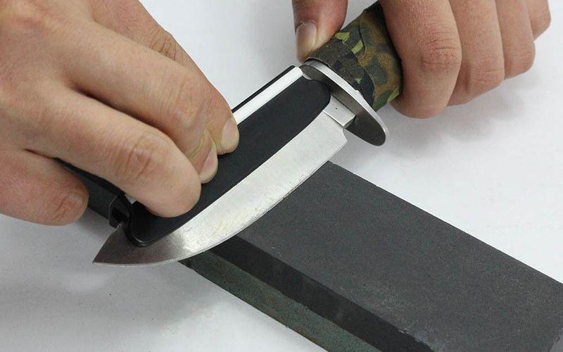 Khôi phục sự sắc bén cho dao lục và kéo cùn dễ dàng nhờ vào kỹ thuật mài chuẩn, giúp lưỡi dao như mới, cắt gọn và nhanh chóng.