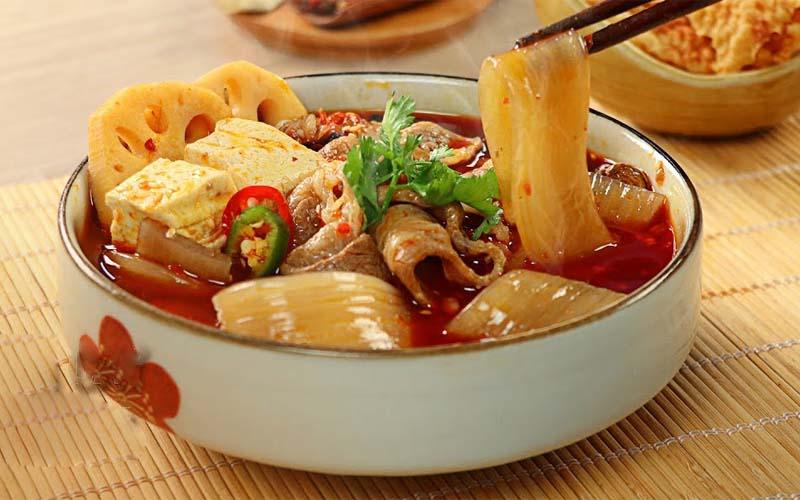 Khám phá cách làm miến chua cay đậm đà hương vị Trùng Khánh ngay tại nhà, không cần phải đi xa.