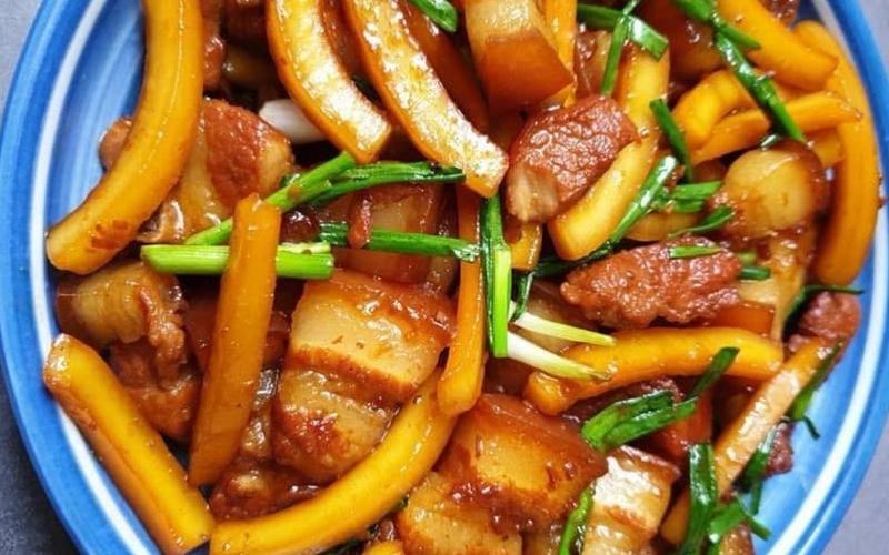 Món thịt ba rọi kho dừa đậm đà, với vị béo ngậy thơm ngon, luôn là lựa chọn yêu thích của mọi thành viên trong gia đình.