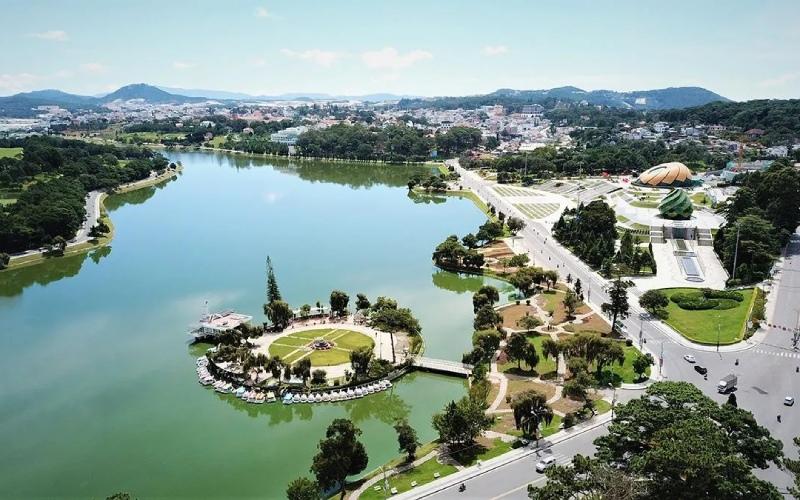 Khám phá 10 địa điểm du lịch Đà Lạt tuyệt đẹp, nằm cách xa trung tâm thành phố, đầy mê hoặc và cuốn hút.