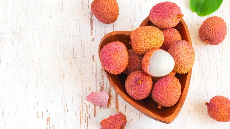 Mẹ sau sinh ăn vải có gây nguy hiểm không? Những lưu ý quan trọng khi bổ sung vải vào chế độ ăn sau sinh.