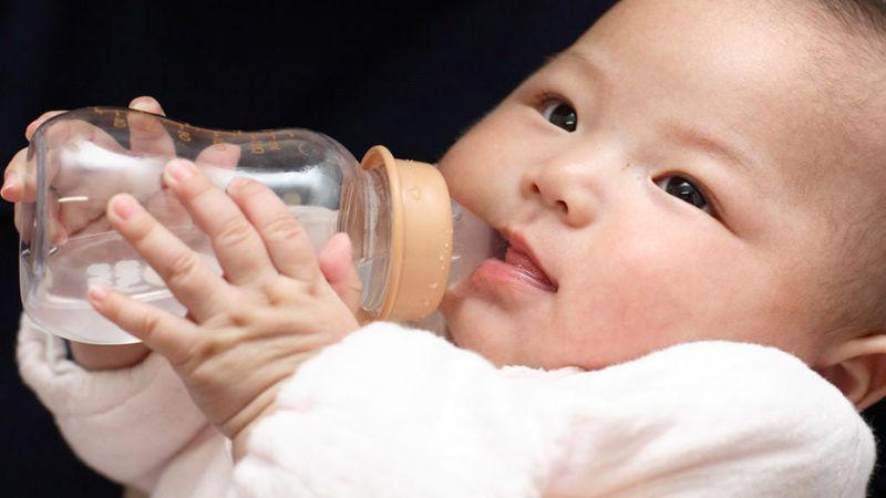 Tác hại bất ngờ khi cho trẻ sơ sinh uống nước