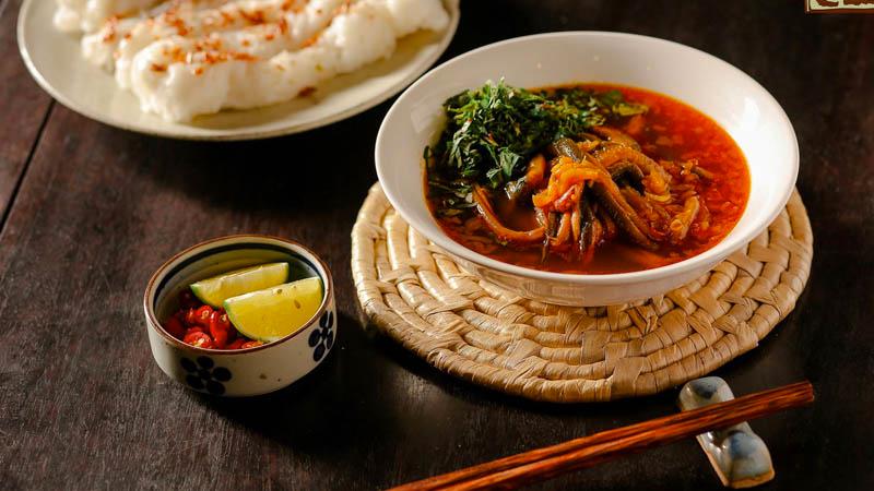 Khám phá cách chế biến súp lươn thơm ngon, bổ dưỡng mang đậm hương vị đặc sản xứ Nghệ.