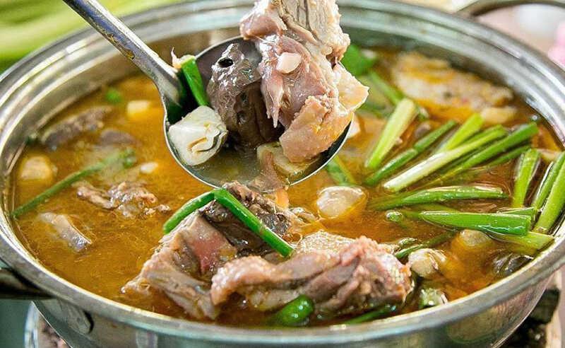 Khám phá cách chế biến món vịt nấu chao đậm đà hương vị miền Tây, thịt mềm mịn, không mùi hôi, thơm ngon hấp dẫn.