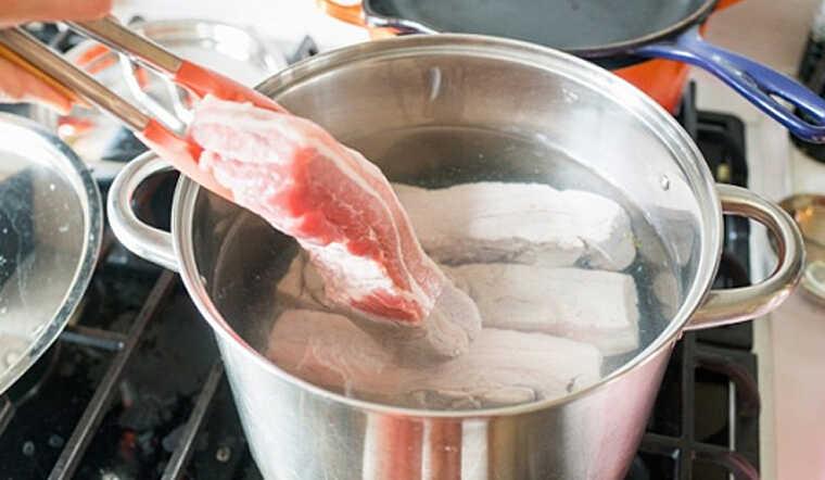 Việc chần thịt qua nước sôi trước khi chế biến có thực sự mang lại lợi ích cho chất lượng thịt và sức khỏe hay không?
