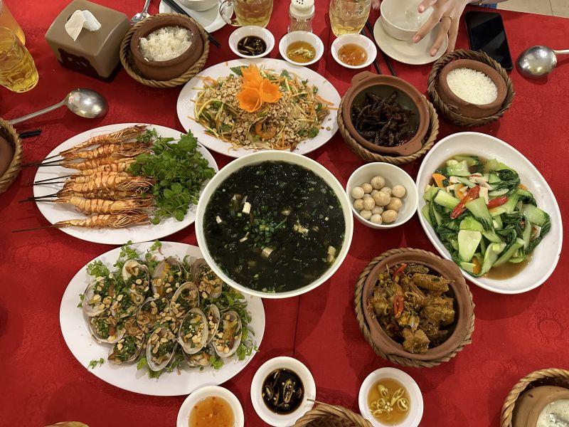 Top 11 quán cơm niêu ngon tại Đà Nẵng được yêu thích nhất, là những địa điểm lý tưởng cho những ai muốn khám phá ẩm thực địa phương qua món cơm niêu đặc trưng. Những quán ăn này không chỉ thu hút bởi hương vị mà còn bởi không gian ấm cúng, độc đáo của từng nơi.