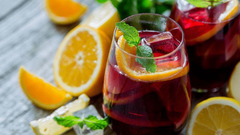 Khám phá cách pha chế cocktail Sangria ngọt ngào, mát lạnh, lý tưởng cho những ngày hè oi ả.